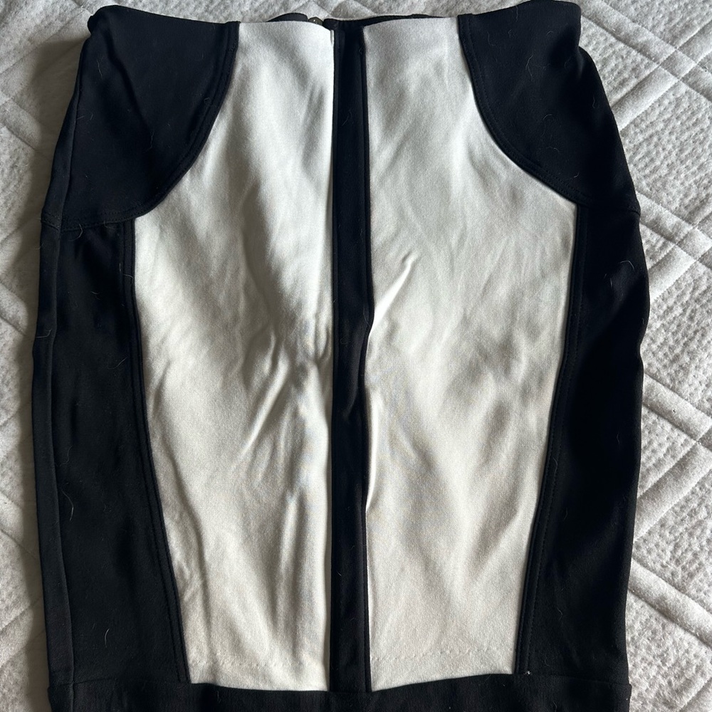 Victoria’s Secret pencil skirt with zipper down the back. Size 10.
